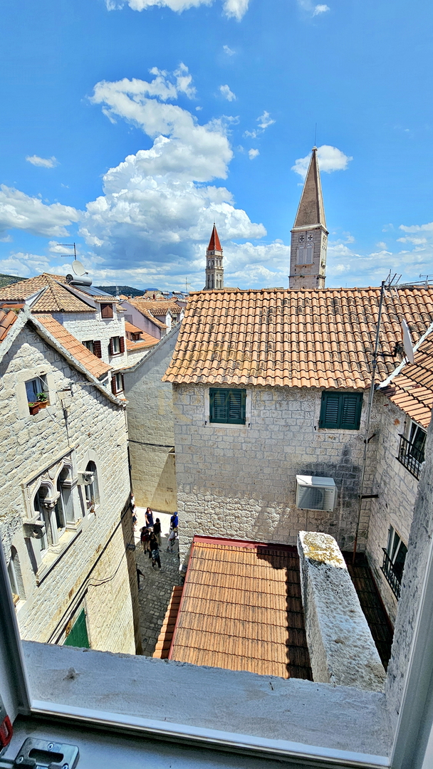 Casa in pietra ristrutturata nel centro storico di Trogir su 5 piani